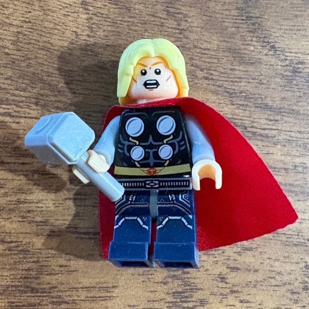 LEGO Marvel Super Heroes Thor Minifigure with Mjolnir Hammer and Red Cape